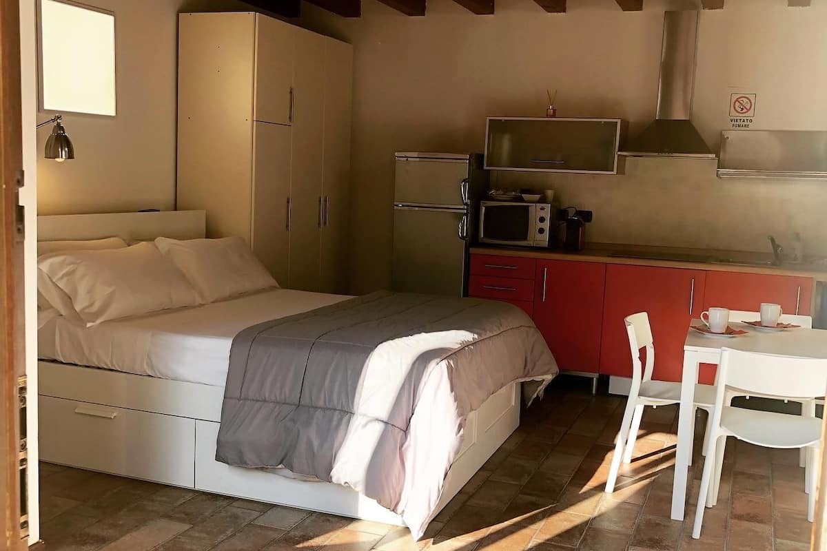 ROSE 13 | Blackout drapes, soundproofing, WiFi (free)