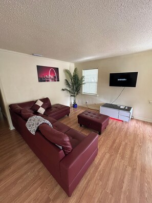 Living area - 3-bedroom spacious house in peaceful Mobile. (Mobile)
