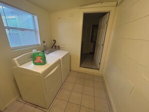 Interior - 3-bedroom spacious house in peaceful Mobile. (Mobile)