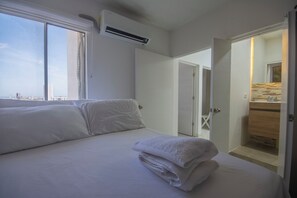 3 slaapkamers, een strijkplank/strijkijzer, internet, beddengoed
