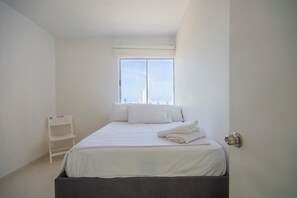 3 bedrooms, iron/ironing board, Internet, bed sheets - Spacious and Centrally Located ApartaSuite Near Historic Center (Torices)
