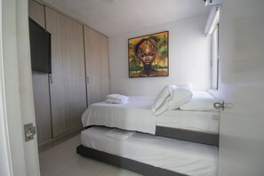 3 bedrooms, iron/ironing board, Internet, bed sheets - Spacious and Centrally Located ApartaSuite Near Historic Center (Torices)