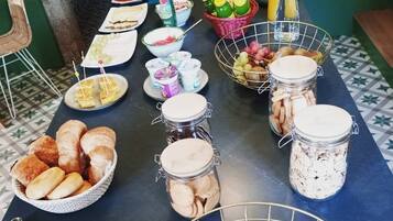 Colazione a buffet, servita tutte le mattine (20 EUR a persona)