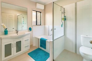 Shower, hair dryer, towels, soap - Eastlake Living –  Pet-Friendly 4BR Home in Townsville (TOWNSVILLE)
