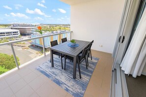 Outdoor dining - Central 1BR Apartment with Pool & Parking (Townsville City)