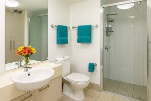 Dusche, Haartrockner, Handtücher, Shampoo