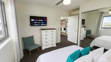 Desk, iron/ironing board, WiFi, bed sheets