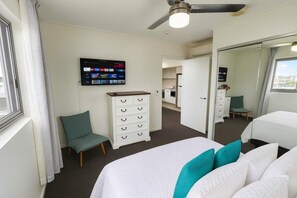 Desk, iron/ironing board, WiFi, bed sheets - Central 1BR Apartment with Pool & Parking (Townsville City)