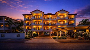 A multi-story hotel with balconies and a covered entrance area. - Anchorage Escape Townsville | Central Location & Marina Views (South Townsville)
