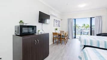 Een bureau, een strijkplank/strijkijzer, internet, beddengoed