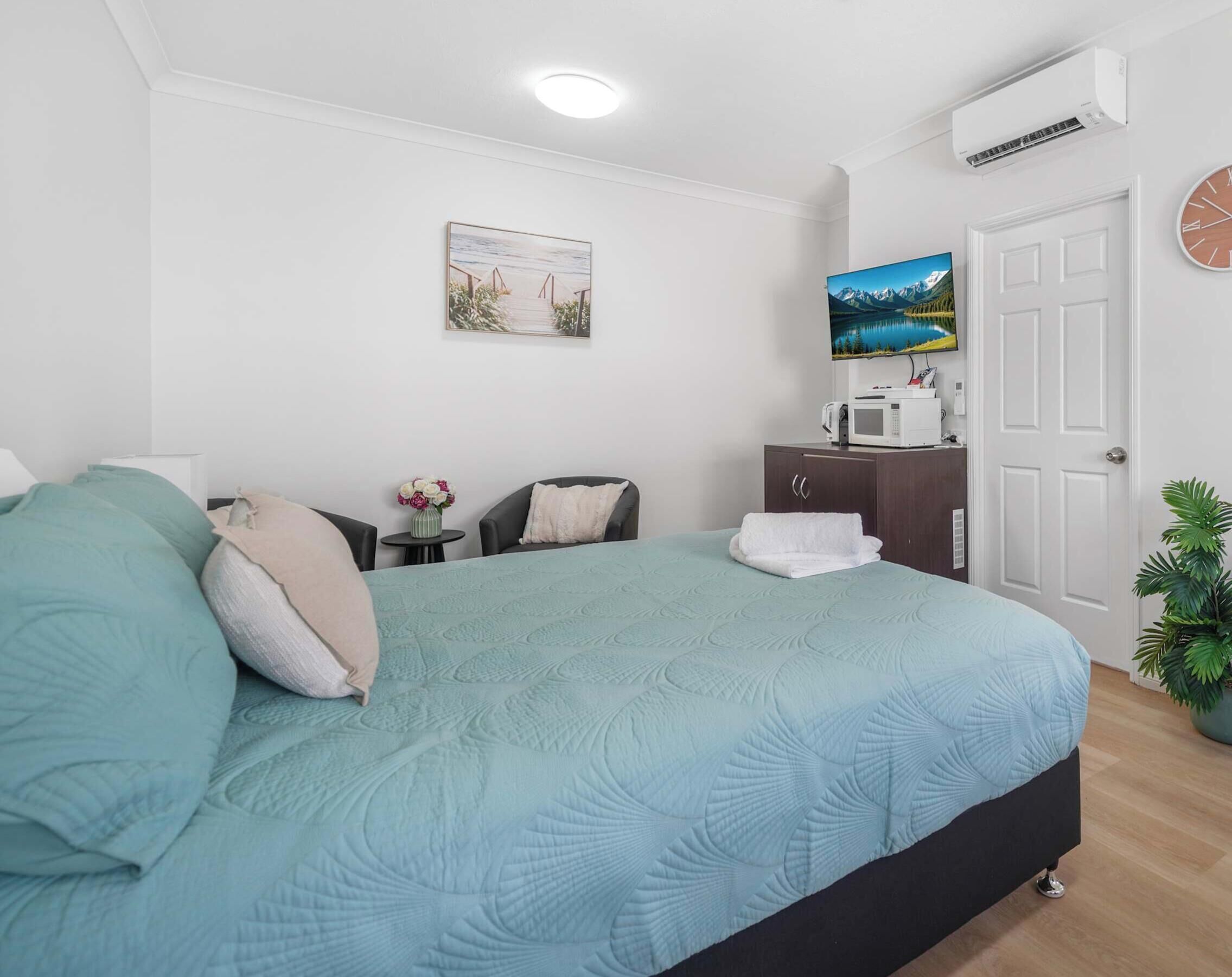 Desk, iron/ironing board, Internet, bed sheets