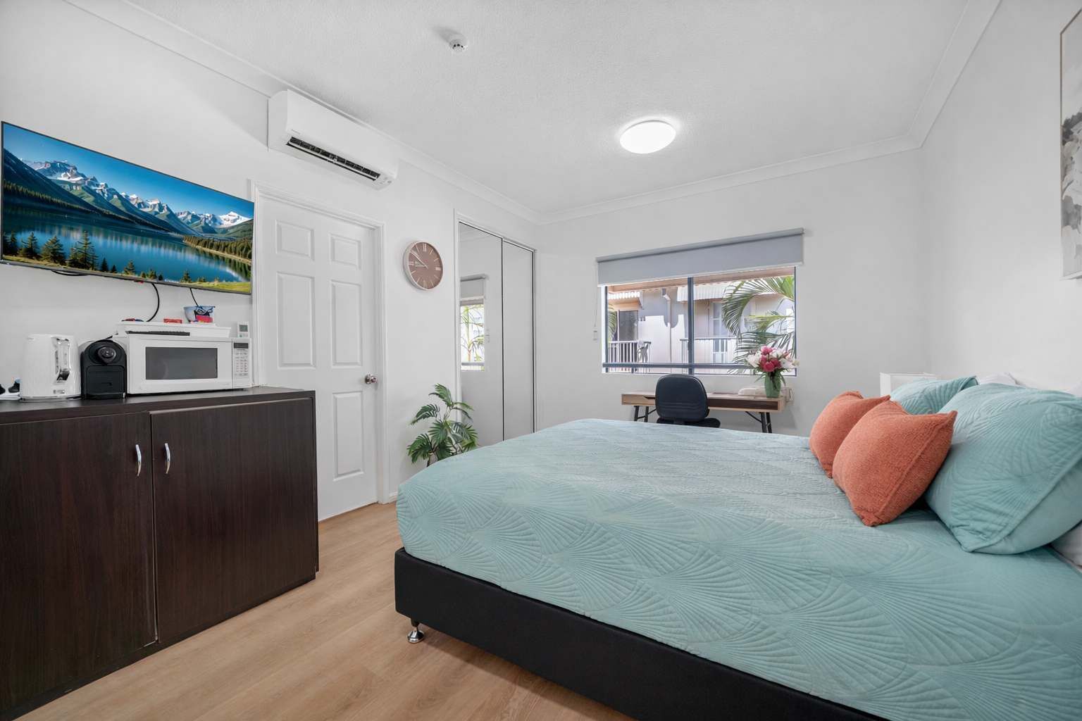 Desk, iron/ironing board, Internet, bed sheets