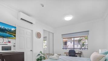 Schreibtisch, Bügeleisen/Bügelbrett, Internetzugang, Bettwäsche