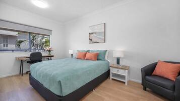 Schreibtisch, BĂŒgeleisen/BĂŒgelbrett, WLAN, BettwĂ€sche