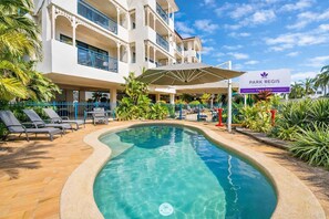 Outdoor pool - Waterfront Studio near City, Stadium & Ferry Townsville CBD (South Townsville)