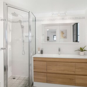 Shower, hair dryer, towels, soap - North Ward Tropical Escape for 4 – Steps from the Beach & Close to CBD (North Ward)