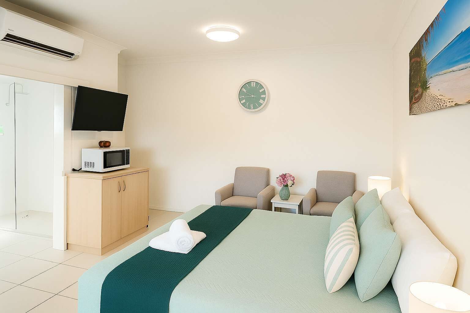 Skrivbord, strykjärn/strykbräda, internet och sängkläder