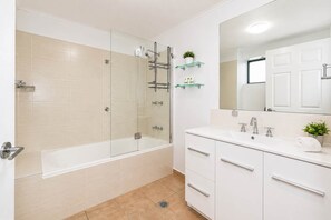 Shower, hair dryer, towels, shampoo - Townsville Studio Near City, Stadium and Ferry (South Townsville)