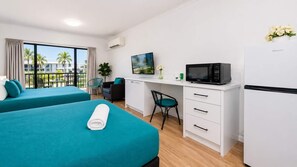 Desk, iron/ironing board, free WiFi, bed sheets - Townsville Studio Near City, Stadium and Ferry (South Townsville)