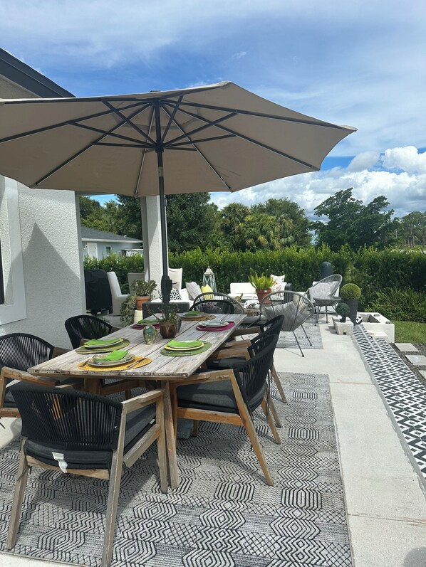 Outdoor dining - Hidden Gem! Luxury Palm Home with Modern Comfort (LaBelle)