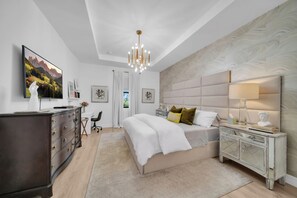 3 bedrooms, desk, iron/ironing board, free WiFi - Hidden Gem! Luxury Palm Home with Modern Comfort (LaBelle)