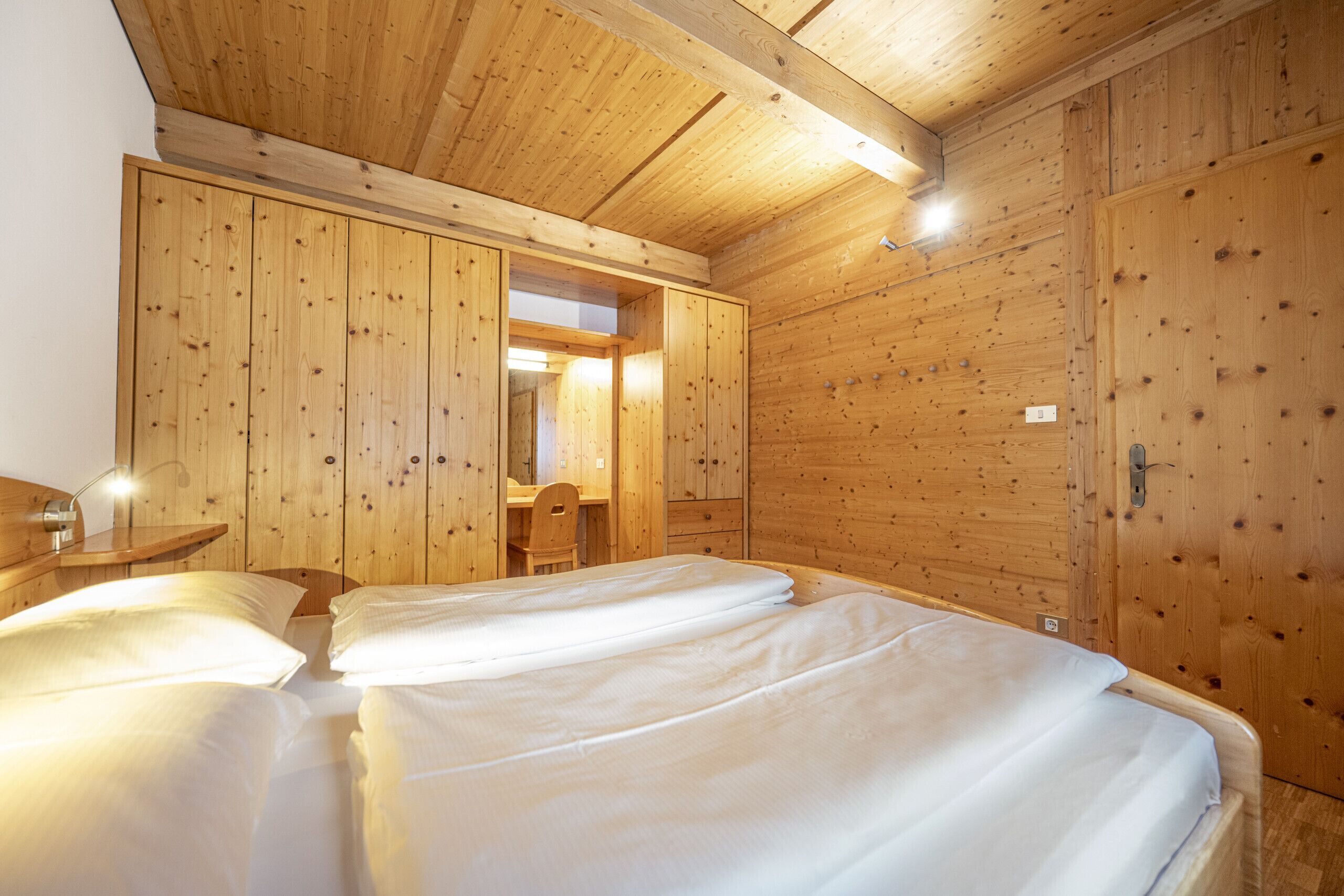 WiFi (無料)、ベッドシーツ