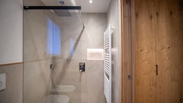Dusche, Haartrockner, Bidet, Handtücher