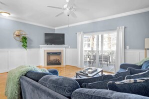 TV, fireplace - Rehoboth Crossing 1 For 10 (Rehoboth Beach)
