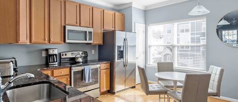 Frigorífico, microondas, horno y placa de cocina