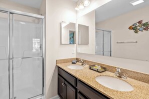 Shower, towels - Rehoboth Crossing 1 For 10 (Rehoboth Beach)