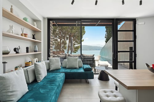 Luxury new villa with infinity salt pool  and sea view near Lygia beach and port