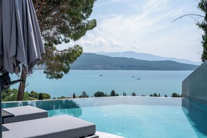 Outdoor pool - Luxury new villa with infinity salt pool  and sea view near Lygia beach and port (QPM9+9JR, Lefkada)
