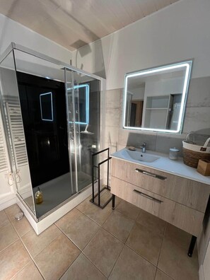 Hair dryer, towels - Le Rissas, gite for 4 _ Lacets Ventoux (Beaumont-du-Ventoux)