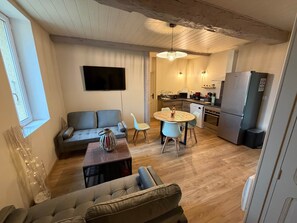 TV, table football, ping pong - Le Rissas, gite for 4 _ Lacets Ventoux (Beaumont-du-Ventoux)
