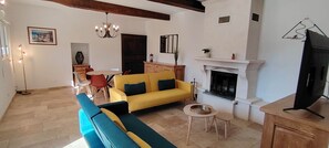 TV, fireplace, table football, ping pong - Le Ventoux, gîte for 5 _ Lacets du Ventoux (Beaumont-du-Ventoux)