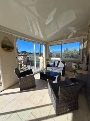 TV, fireplace, table football, ping pong - Les Oliviers, gîte for 4p_Lacets du Ventoux (Beaumont-du-Ventoux)