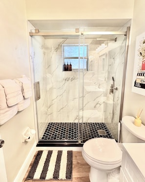 Shower, hair dryer, towels, soap - Family Villa w/ Lake View, 3 miles to Siesta Key! (Sarasota)