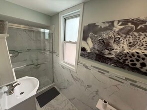 Shower, hair dryer, towels, soap - New York Themed Apartment - 4 Bed (Union City)