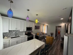 Microondas, horno, placa de cocina