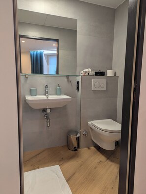 Douche, sèche-cheveux, serviettes fournies, savon