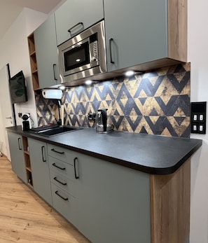 Fridge, microwave, coffee/tea maker, electric kettle - Green Dream Retreat (Linz)