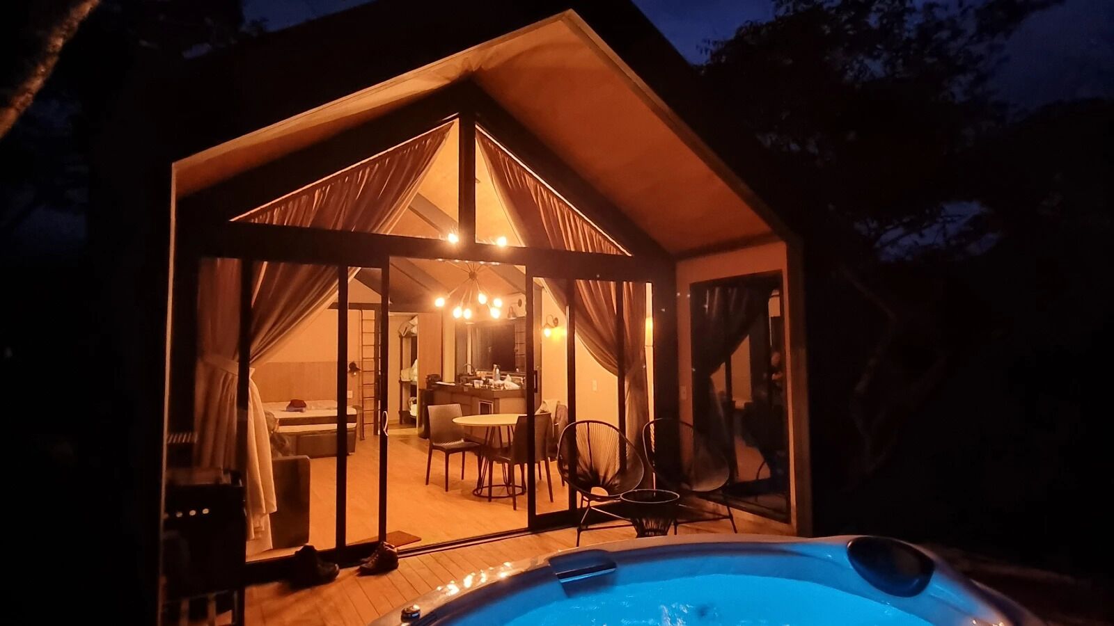 Fachada de la propiedad por la tarde o noche