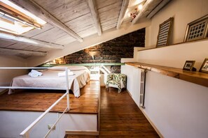 2 bedrooms, iron/ironing board, WiFi, bed sheets - To complete (Catania)