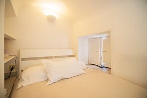 2 bedrooms, iron/ironing board, WiFi, bed sheets - To complete (Catania)