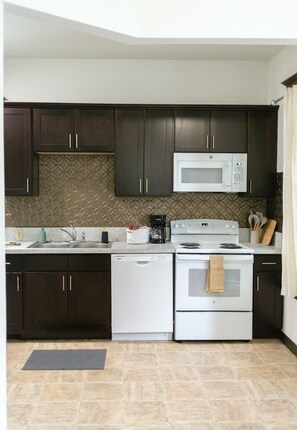 Microondas, horno, parrilla de estufa y lavavajillas 