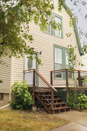 Exterior detail - Charming Spacious 3BR Pet-Friendly Retreat (Billings)