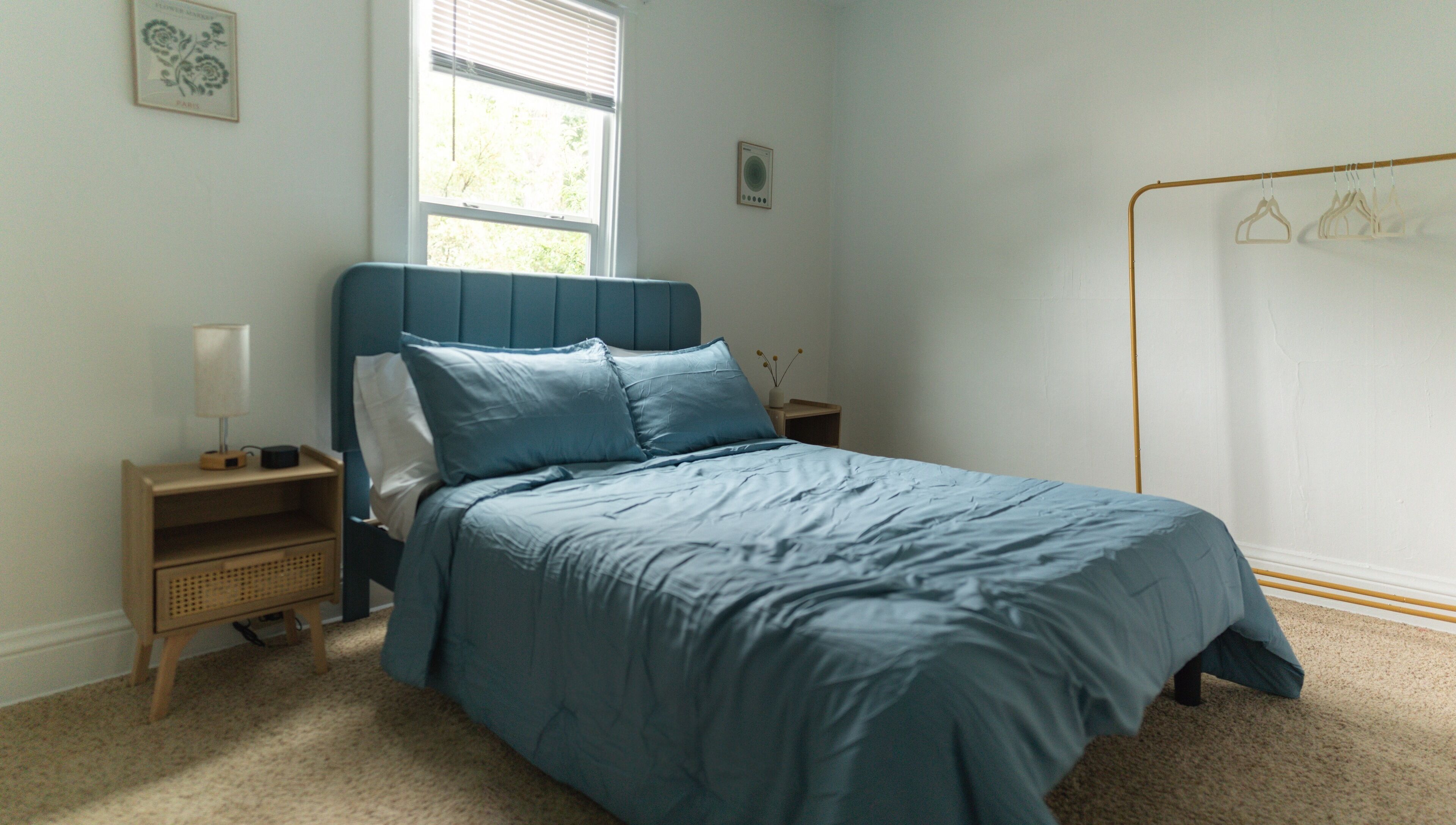 Tabla de planchar con plancha, wifi y ropa de cama 