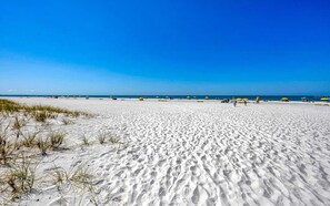 Am Strand, Liegestühle, Strandtücher
