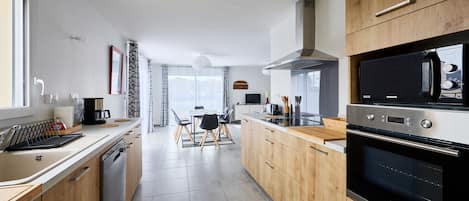 Kjøleskap, mikrobølgeovn, ovn og oppvaskmaskin