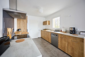 Jääkaappi, mikroaaltouuni, uuni, astianpesukone